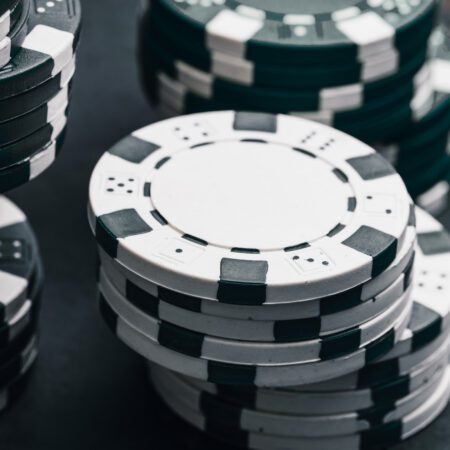 Maximizing Slot Machine Returns: Best Betting Strategies